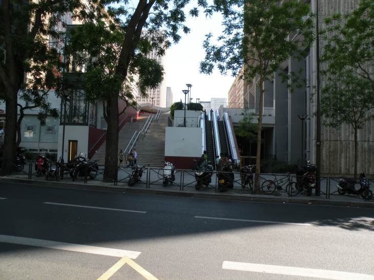  escalier d'accès à la dalle du quartier chinois